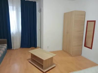 inchiriere garsoniera Sector 6 București living mobilier lemn